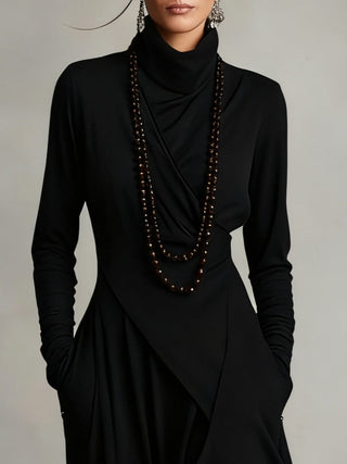 Georgia™ | Vestido maxi plisado asimétrico en color morado con cuello alto (collar no incluido)