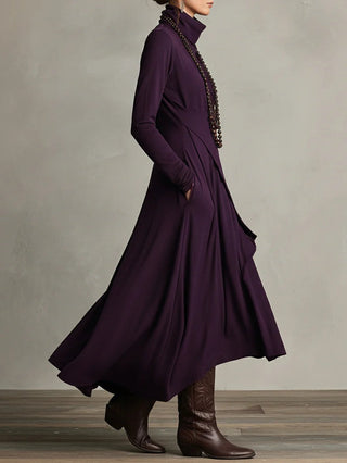 Georgia™ | Vestido maxi plisado asimétrico en color morado con cuello alto (collar no incluido)